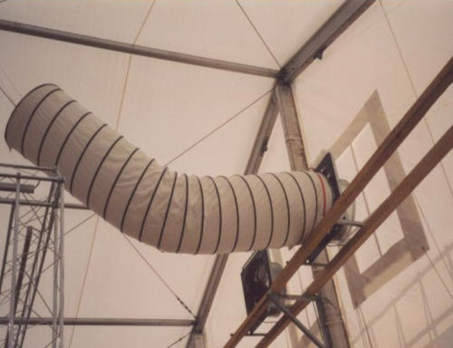 Bild 2: Bühne im Zelt mit zwei Aufgängen