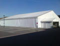 Bild 1: PVC-Trapezprofilfassade an der Zelthalle